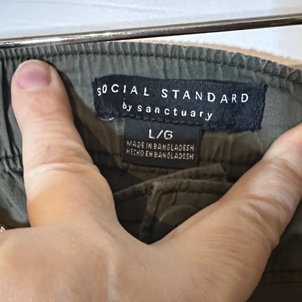 Sanctuary Women's Olive Cargo Pants‎ - Picture 2 of 4